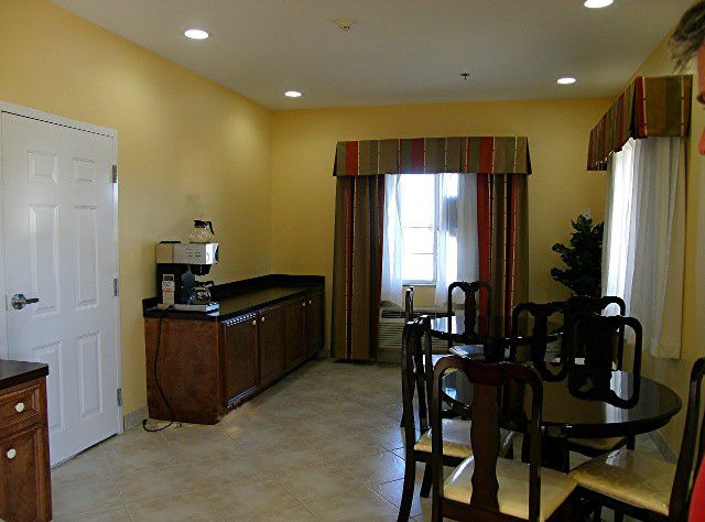 Crystal Suites Houston Room photo